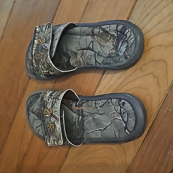 Under Armour Camoflauge flip flops with memory foam 3Y - Picture 4 of 7